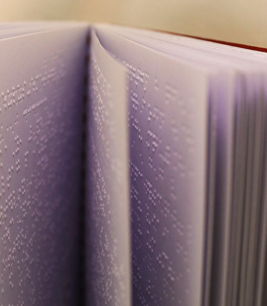 Bild eines aufgeschlagenen Braillebuches