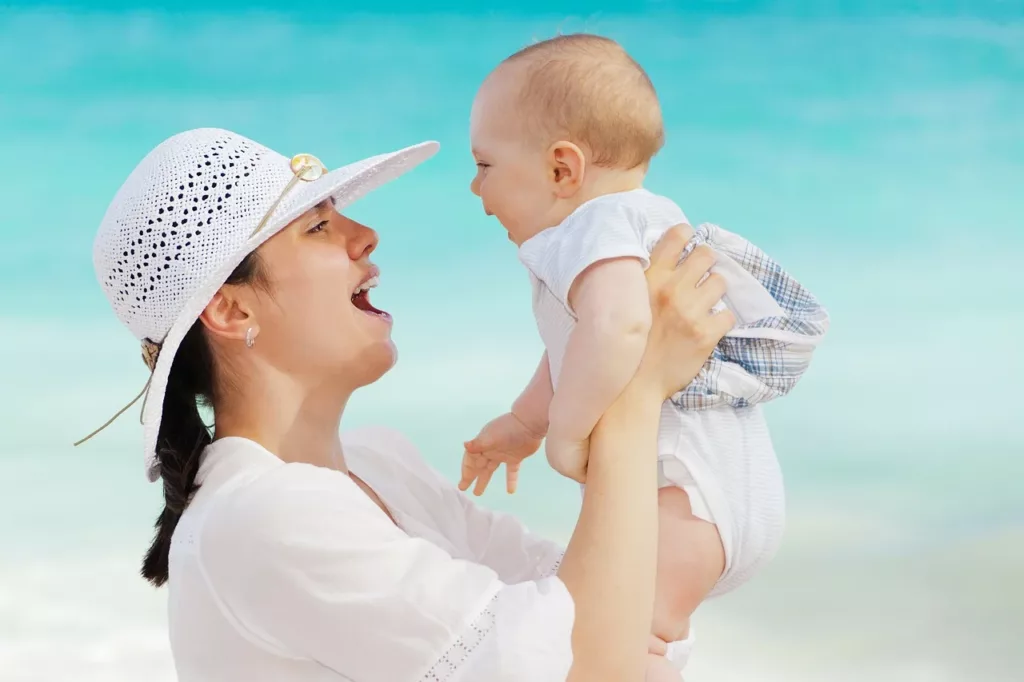 Eine Frau hebt ihr Baby vor ihr Gesicht