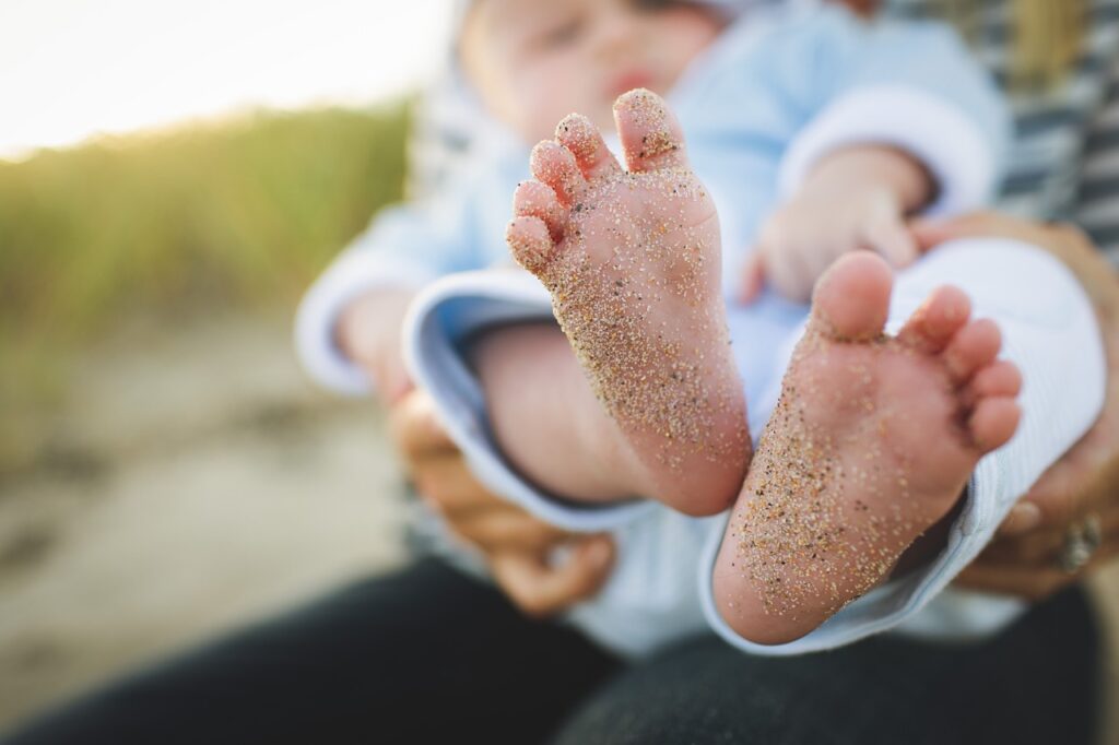 sandige Babyfüßchen