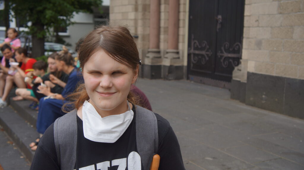 Die blinde Studentin Jalea in der Nähe des Klettenbergparks in Köln