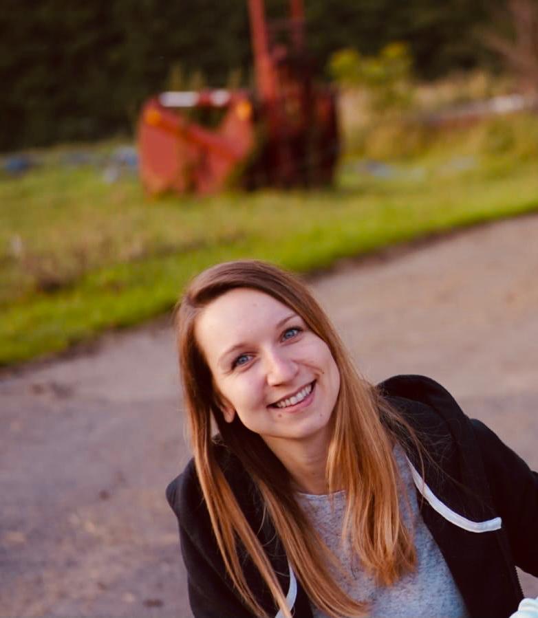 Helena ist auf den Rollstuhl angewiesen. Sie lächelt in die Kamera