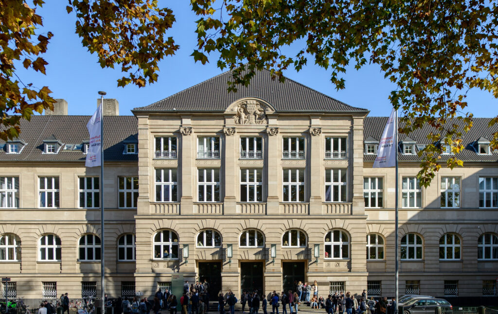 Vorderansicht des Campus Claudiusstraße der Technischen Hochschule Köln