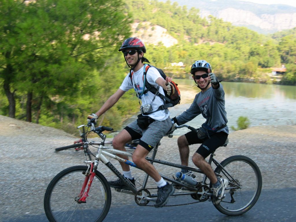 Freizeit: Zwei Männer auf einem Tandem