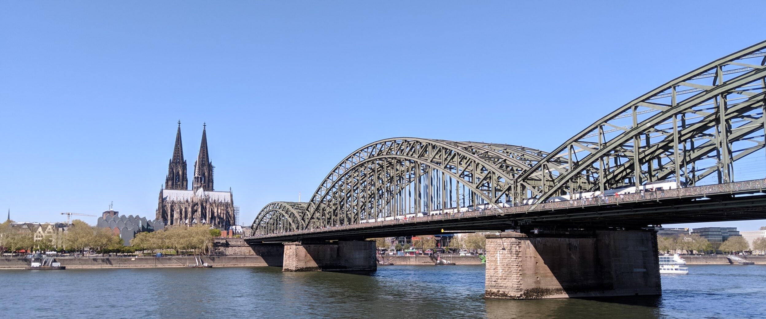 Blick auf den Kölner Dom, die Hohenzollernbrücke und den Rhein vom Deutzer Rheinboulevard aus